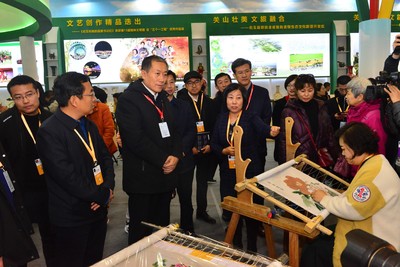 繁荣文艺创作，铸就时代精神坐标